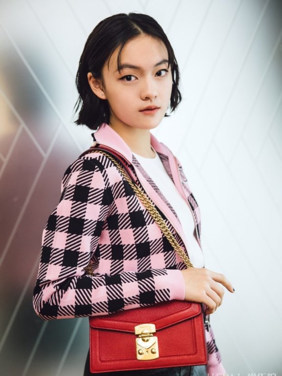 文淇拎了一个化妆包亮相？突出的很夸张了