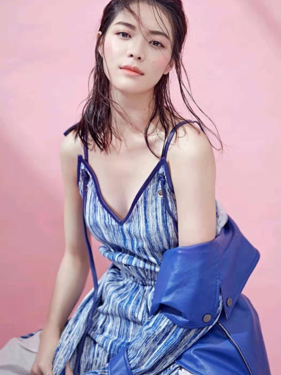 钟楚曦扎丸子头亮色连衣裙更甜美!