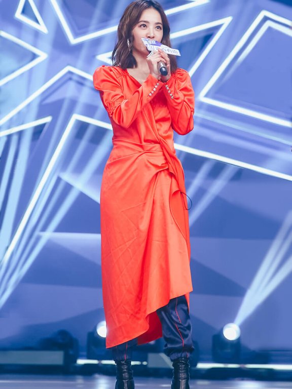 蔡依林穿真丝缎面连衣裙,少女感满满!