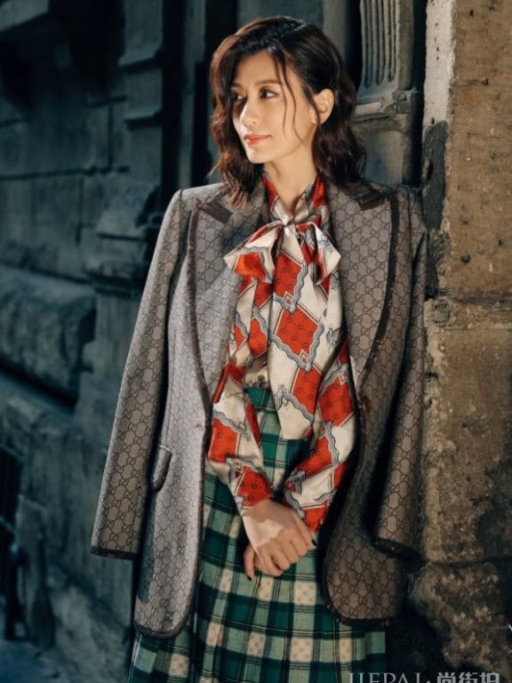 贾静雯花式演绎外套配裙子的时尚穿法,真不老女神!