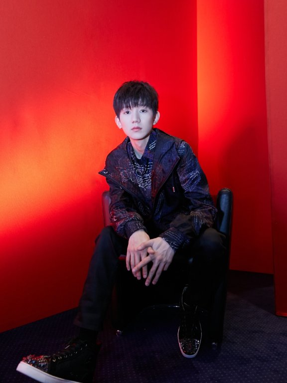 王源柏林之行私服和造型师搭配，已不相上下