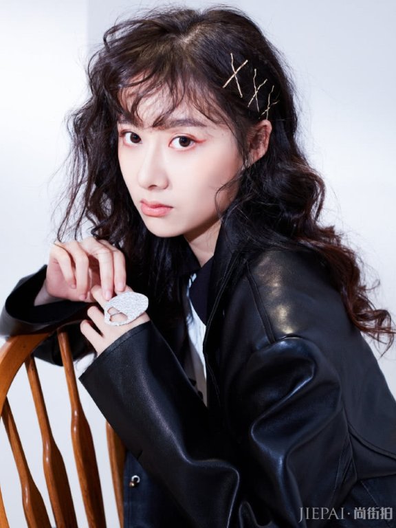 曹曦月卷发配休闲装气质都变高级,好美