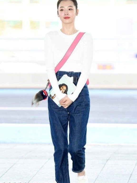 崔雪莉丸子头搭配粉色包甜美又可爱，“装”成小仙女