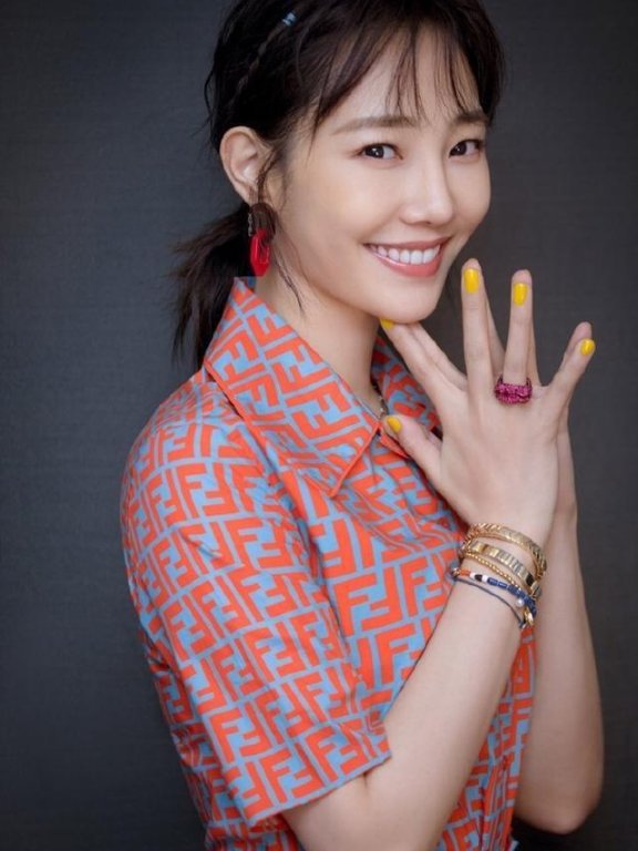 白百何衬衫配花式裙,终于高调一回