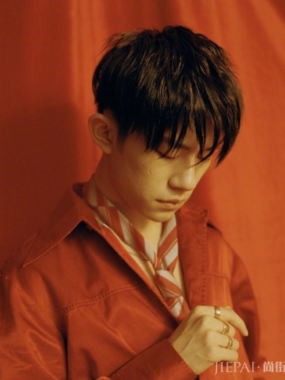 易烊千玺纯素颜写真够拼,居然连痘坑都看得见!