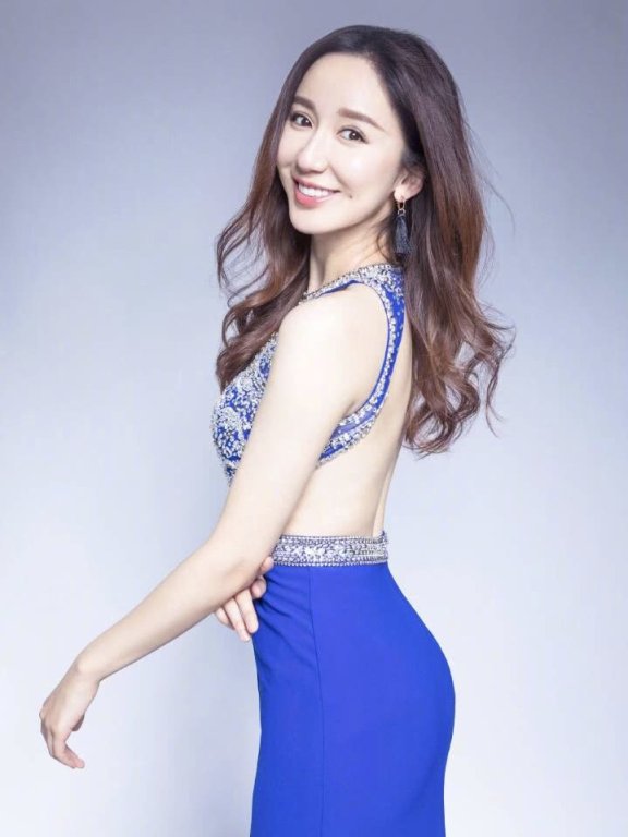 娄艺潇穿肚兜秀身材，转过身更是性感美丽