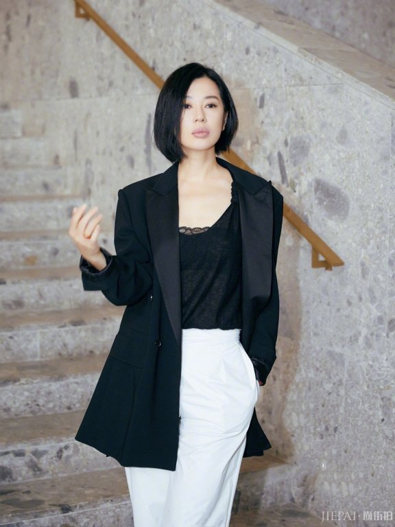 余男黑白风出战时装周,把厚底鞋穿出高级感