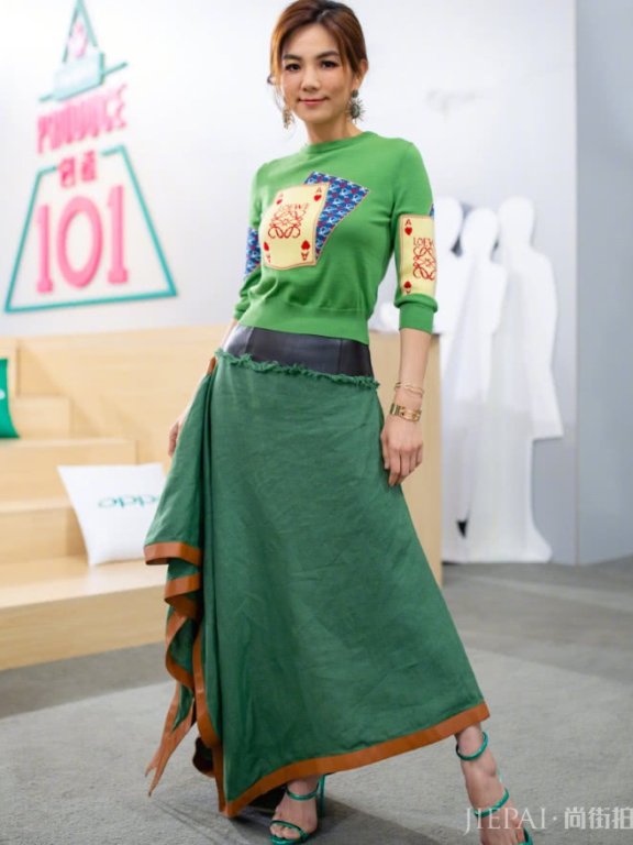 Ella造型让人看呆,袖子剪了一只?