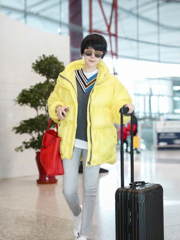 海清穿亮黄色保暖棉服现身机场,减龄又时尚