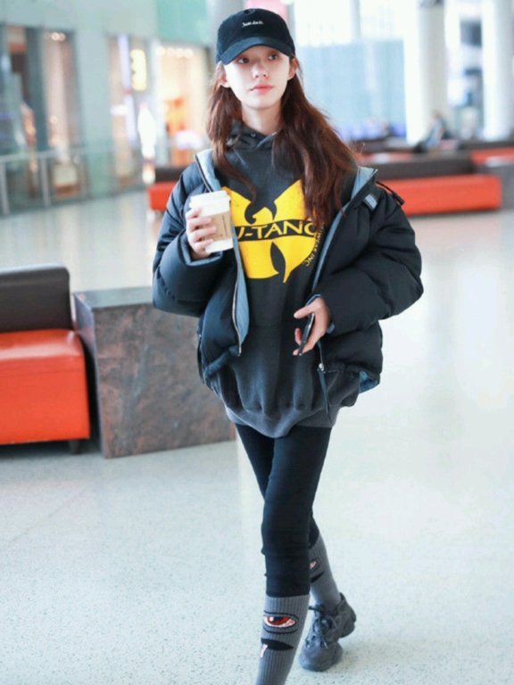 林允穿T恤配挎包和老爹鞋,太美了!