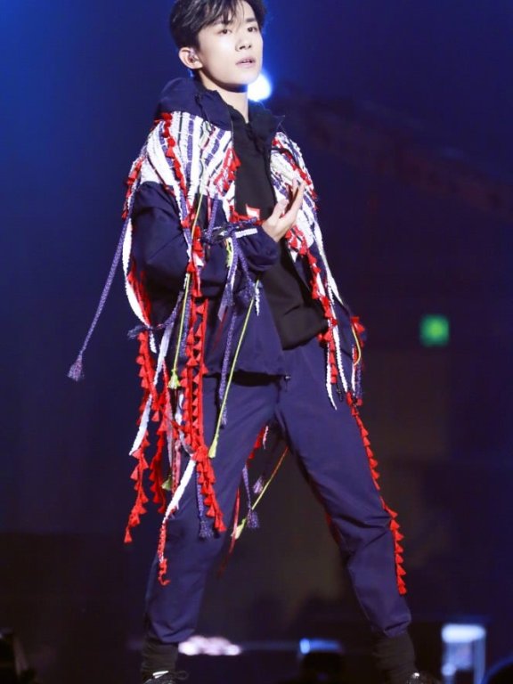 易烊千玺“花棉袄+运动裤”太6了!
