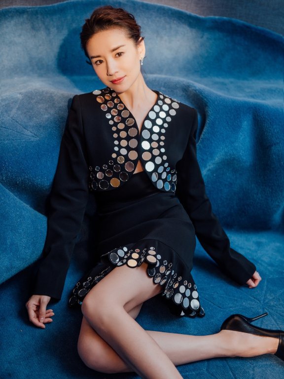 董洁身穿黑色套装典雅大气,美得不可方物