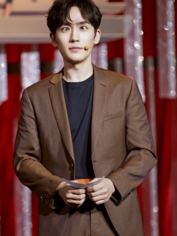 “小公爷”朱一龙穿严肃的棕色西装!