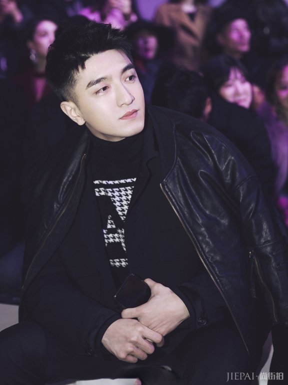 金瀚穿皮衣出席活动,搭配却尴尬了!