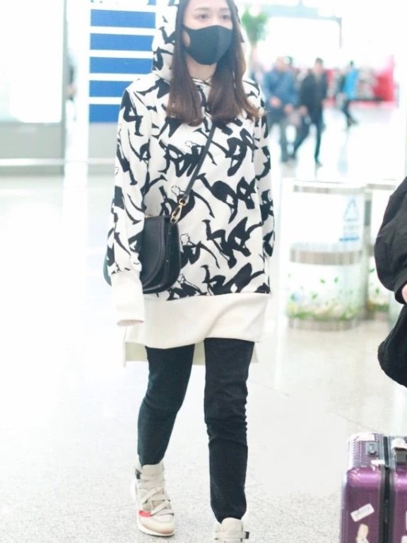 陈乔恩将裤子塞进鞋子里,保暖又个性