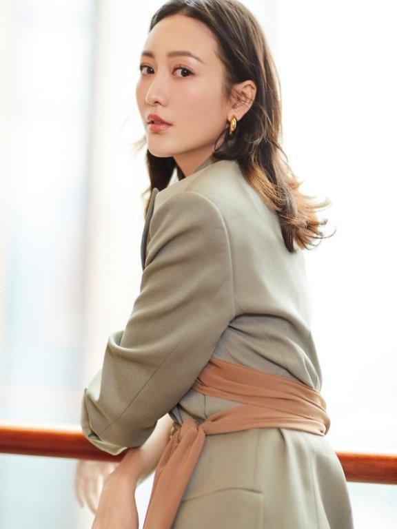 王鸥把腰带挂脖子上当绑带,也太会穿了吧!