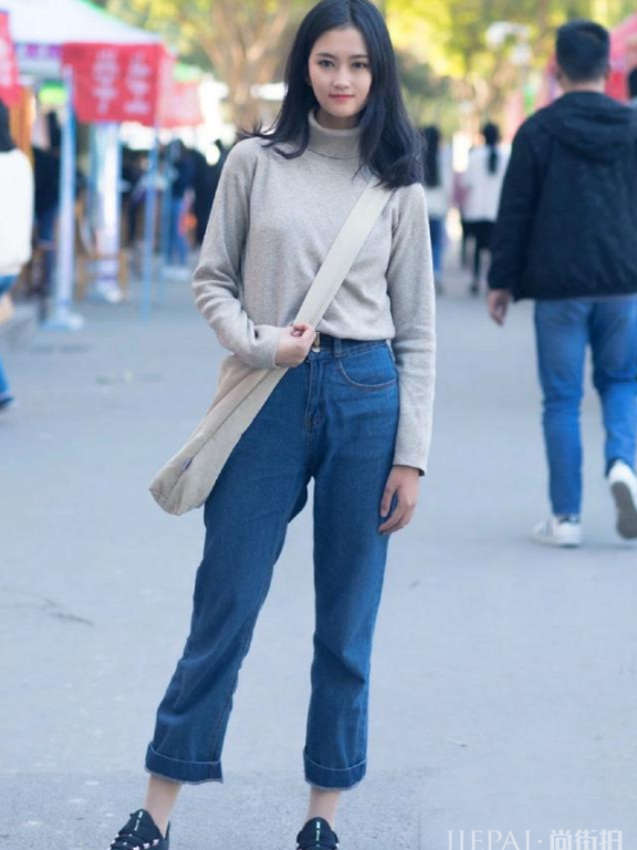 国内街拍 时尚小姐姐牛仔裤穿出个性感,尽显时尚魅力