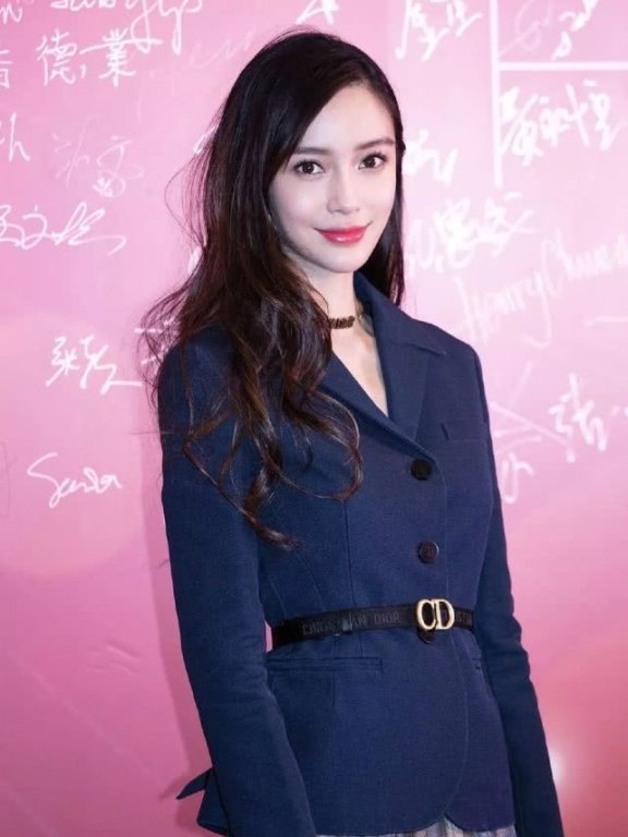 Angelababy一抹芭比粉轻轻松松hold住了西装配长裙,有颜真好