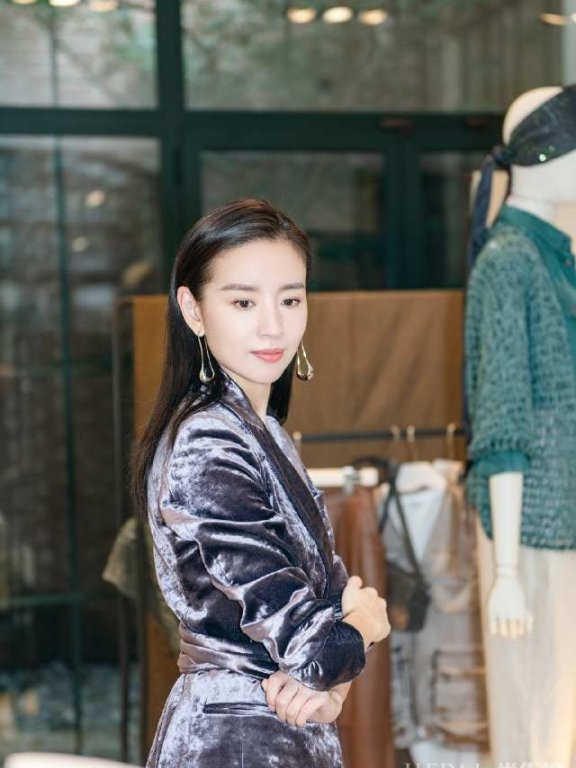 董洁换发型搭配基础款衣服,秒变成19岁