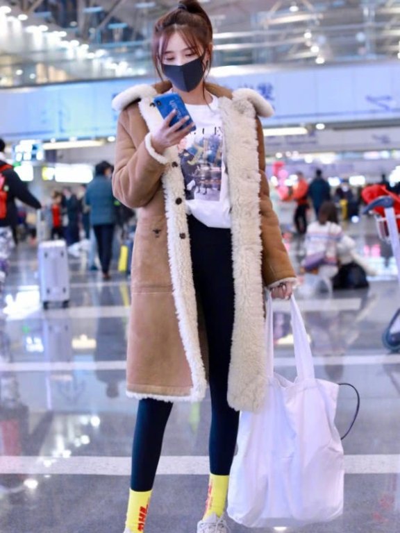 普通黑裤变时髦,只需要一双亮色长袜!