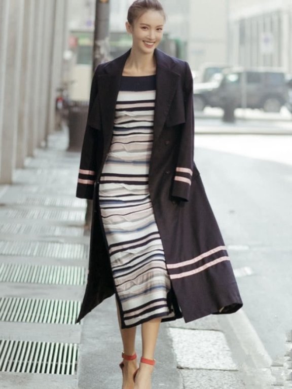 金晨身穿条纹长裙优雅又显高,超模气场十足!