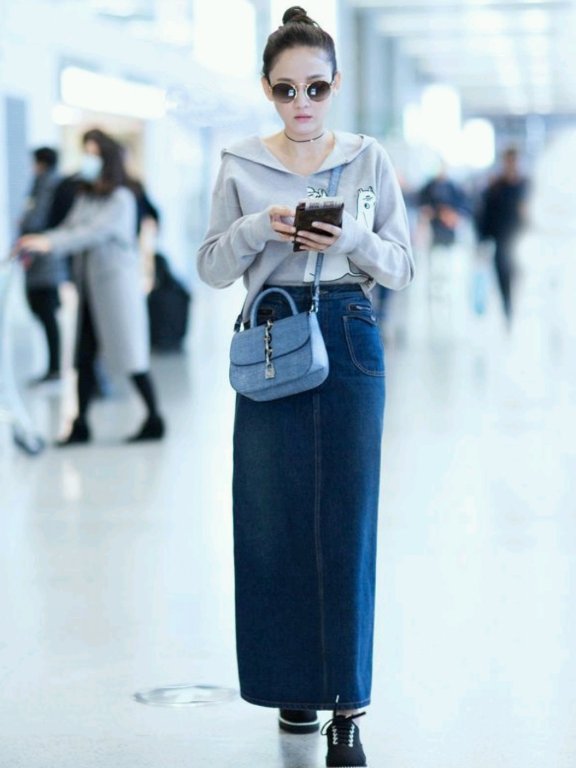 陈乔恩丸子头卫衣配长裙，美得让人移不开眼！