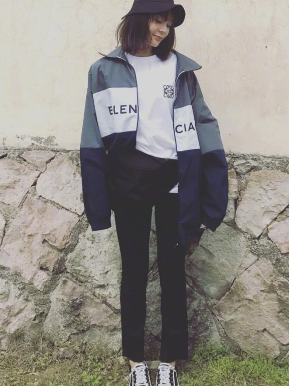 袁姗姗毛绒大衣配牛仔裤，简约时尚又不失少女感！