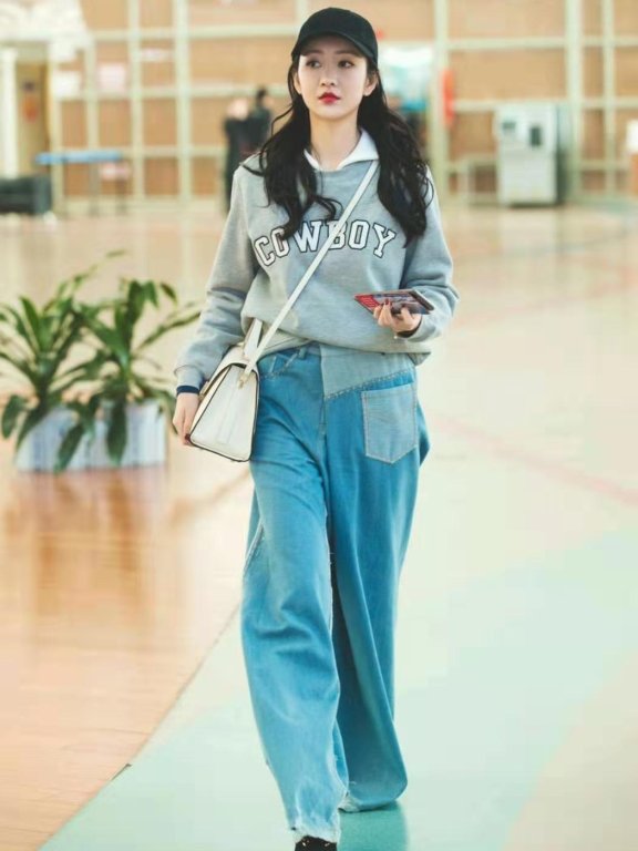 王欧穿牛仔裤搭配“奶奶鞋”，造型简约清新！