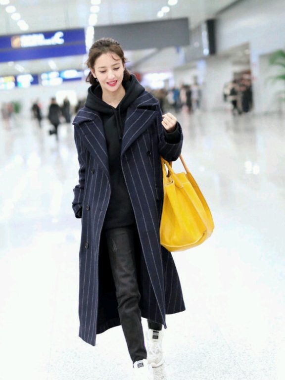 佟丽娅穿无领大衣配牛仔裤让人眼前一亮