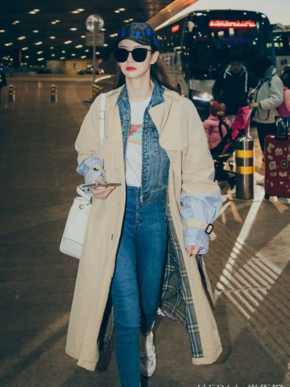 戚薇牛仔套装配风衣,穿出时尚感!