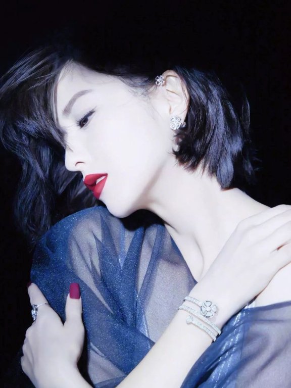 佟丽娅深v红唇太撩人,意外获封“冰美人”!