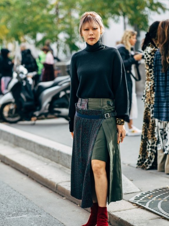 卡其色半身裙这样穿搭,淑女性感随意切换