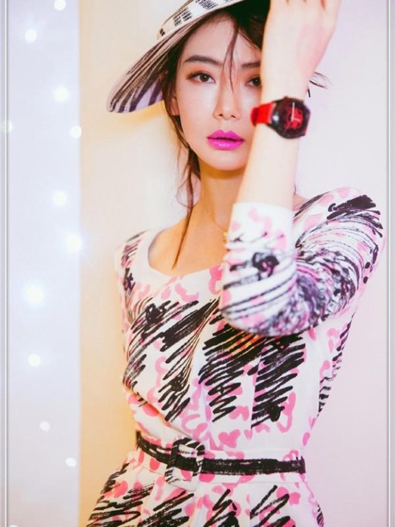 戚薇涂“芭比粉”也挡不住女王范