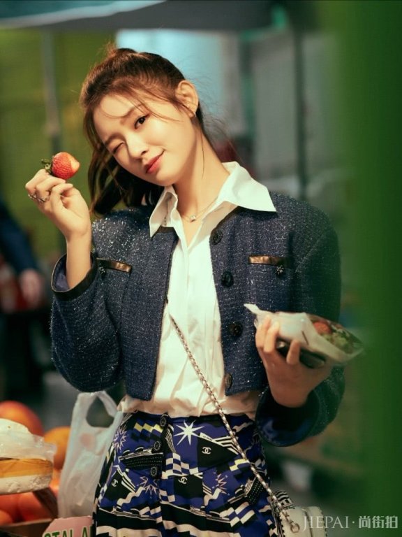 林允外套配格纹9分裤，少女感一下就提升了