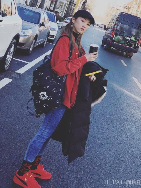 素颜的Yamy穿搭有范，围巾当成项链戴？