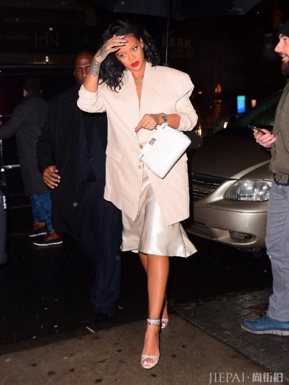 “美妆博主”蕾哈娜终于瘦了!豹纹裙装大秀身材,发型和衣服搭配更显魅力