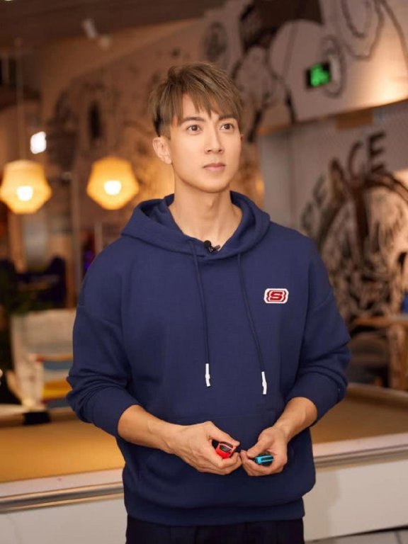 吴尊染黄发,穿蓝色卫衣,年轻得像18岁少年