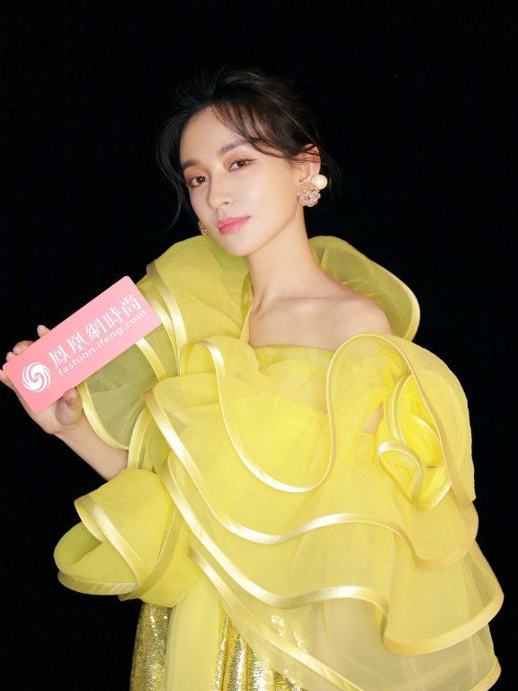 施诗时装周亮相把自己穿成一朵花