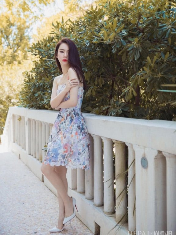 戚薇原来还可以这样少女,蓝色毛衣搭配白裤清新文艺
