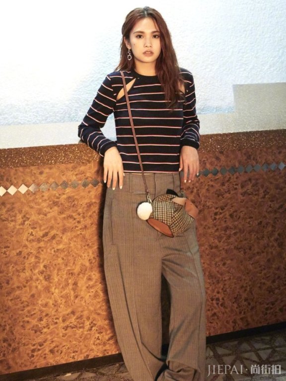 杨丞琳长款毛衣配皮裙,也太会穿了!