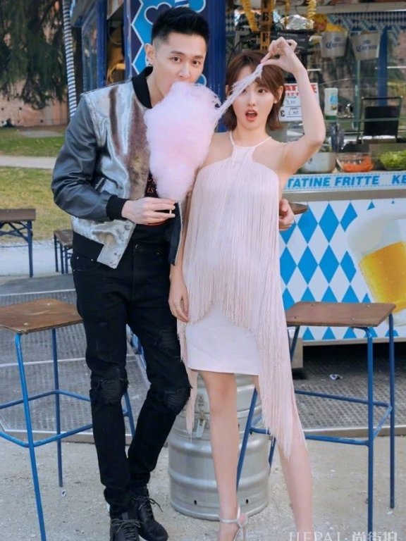 张嘉倪买超甜蜜街拍,“拖把裙”都穿出少女感!