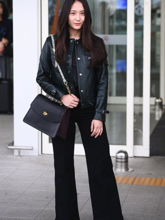 郑秀晶全黑造型亮相机场，这才是25岁的模样！