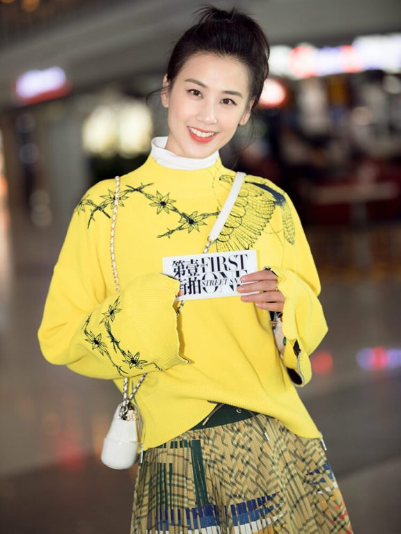 黄圣依黄色毛衣配格纹半裙,最少减龄10岁!