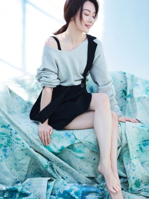 陈数透视衫+牛仔裤,轻松减龄可不止10岁