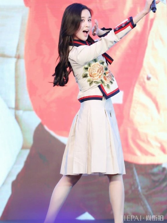 徐贤现身机场,针织衫+牛仔裤越简单越好看!