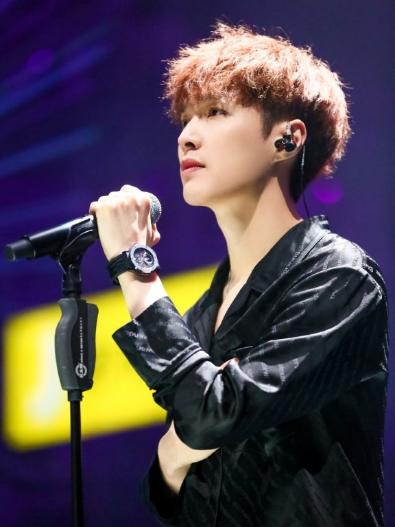 张艺兴穿上帅气战衣,一段即兴舞蹈证明自己