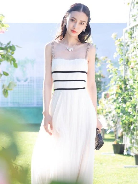 杨颖一袭简约白裙,颜值重回18岁!