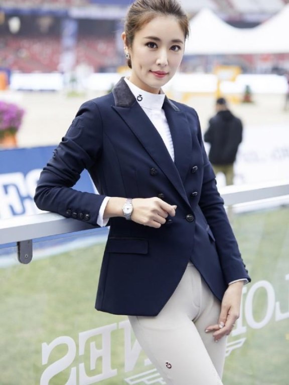 林心如丸子头,一袭粉色纱裙亮相春晚