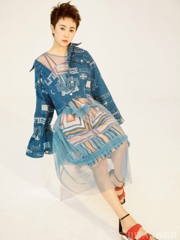 马丽戴红色手套像准备要洗碗,让人莫名地想笑!