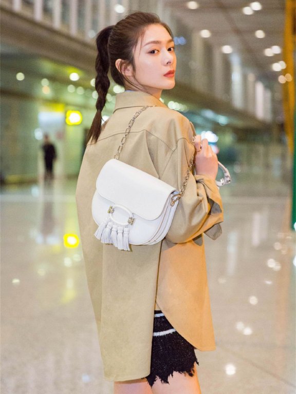 火箭少女傅菁走机场够时髦！